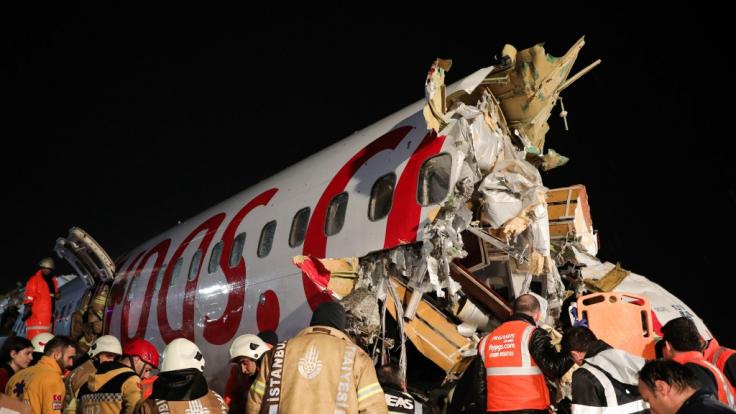 Bei einem Flugzeugunglück in Istanbul sind mindestens drei Menschen ums Leben gekommen.