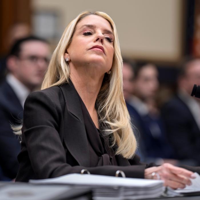 Gesetzeswidrige Lüge von Trump-Ministerin im Epstein-Ausschuss bloßgestellt