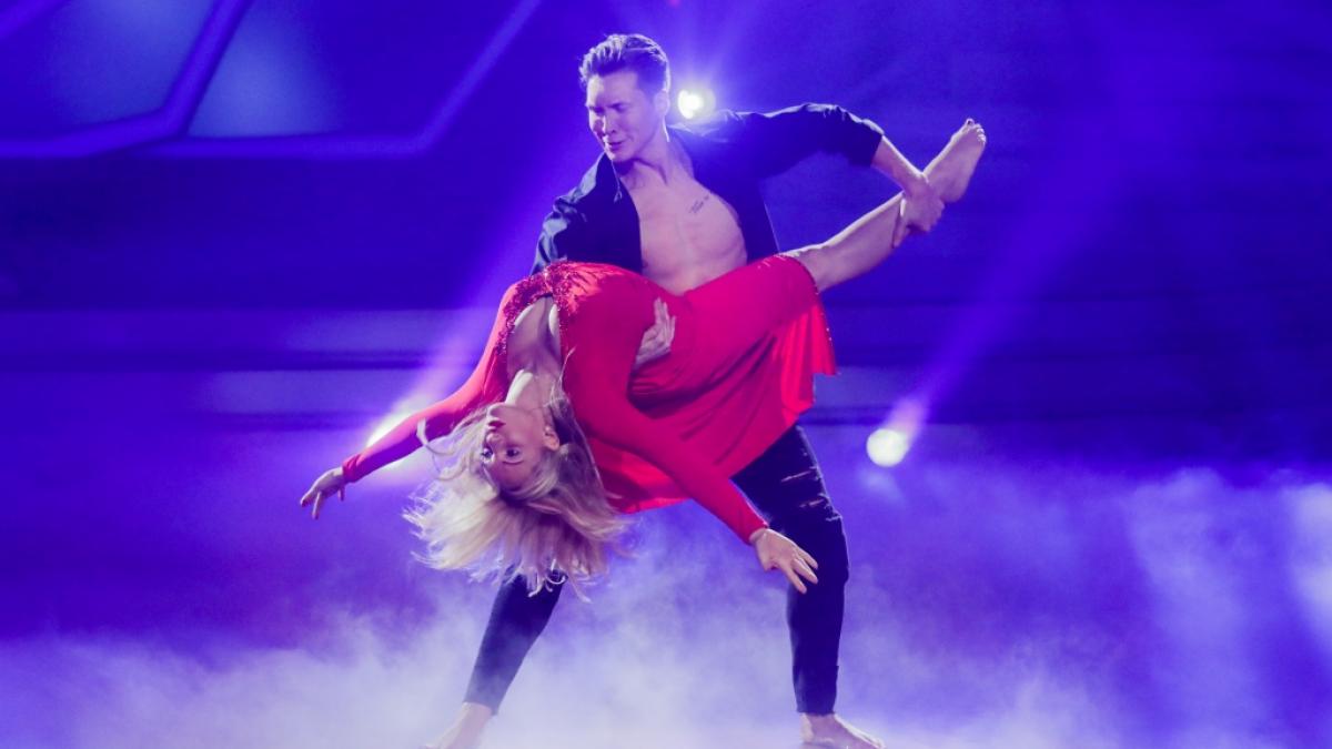 Dschungelk&ouml;nigin Evelyn Burdecki und Profit&auml;nzer Evgeny Vinokurov tanzen auch in der 10. Live-Show von "Let's Dance" 2019. (Foto)