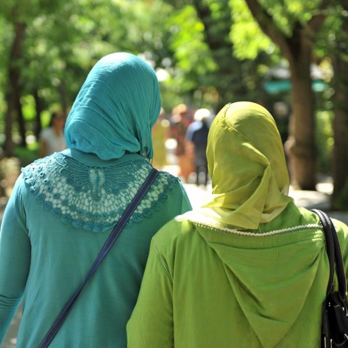Kopftuch runtergerissen und getreten! Junge Syrerinnen verletzt