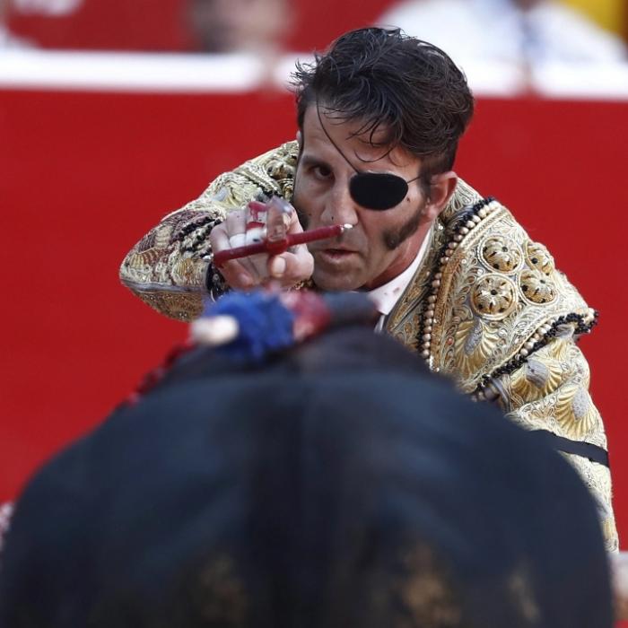 Horror-Video! Stier skalpiert einäugigen Torero