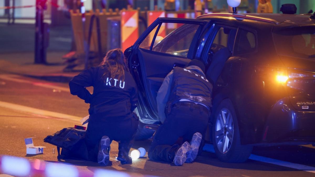 Beamte der Spurensicherung untersuchen einen Wagen, nachdem in der D&uuml;sseldorfer Innenstadt ein toter Mann entdeckt wurde. (Foto)