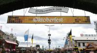 Ein Mann wurde nach seinem Oktoberfest-Besuch niedergestochen. Die Polizei sucht nun fieberhaft nach dem Täter.