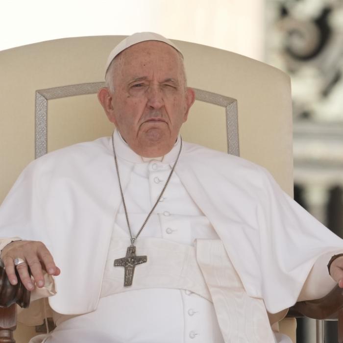 Not-OP beendet! Pontifex scherzt schon wieder