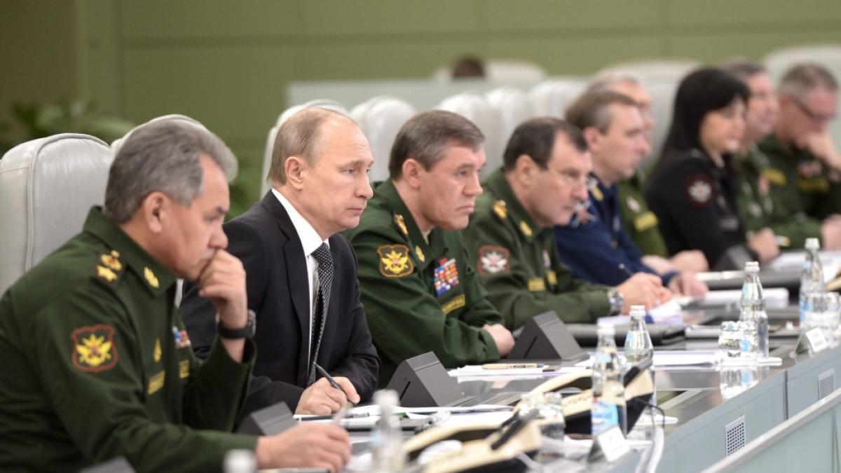 Die alte Aufnahme zeigt Wladimir Putin neben Verteidigungsminister Sergei Schoigu (l) und&nbsp;Russlands obersten Befehlshaber General Valery Gerasimov (r). (Foto)
