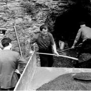 Arbeiter im Juni 1966 beim Aufladen von Schutt und Geröll vor dem Stollen, in dem die Leichen der Kinder gefunden wurden.