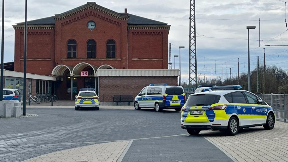 Die Polizei musste nach einem mutma&szlig;lichen Axt-Angriff in einem Regionalzug zum Bahnhof in Guben (Brandenburg) ausr&uuml;cken. (Foto)