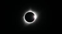 Im April können sich Hobbyastronomen auf eine totale Sonnenfinsternis, einen Pink Moon und viele Sternschnuppen freuen.
