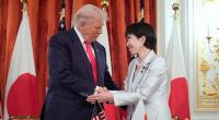 US-Präsident Donald Trump und Japans Premierministerin Sanae Takaichi schütteln sich die Hände.