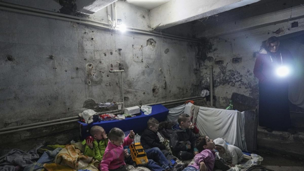 Kinder spielen in einem Bunker in Mariupol. (Foto)