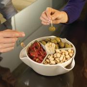 Gemeinsam snacken wird mit der Schale Double Dish Deluxe zu einem wahren Festschmaus.