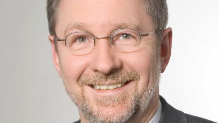 Prof. Dr. med. Randolf Brehler ist Facharzt für Dermatologie, Allergologie, Phlebologie und Umweltmedizin sowie Oberarzt an der Klinik für Hautkrankheiten, Allergologie, Berufsdermatologie und Umweltmedizin am Universitätsklinikum Münster