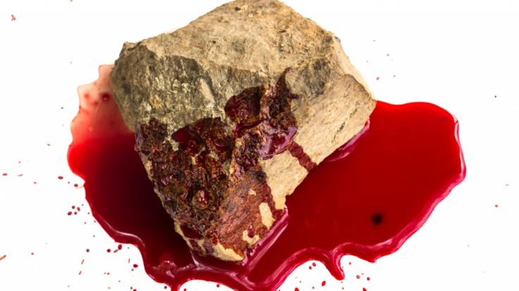 Mit einem Pflasterstein schlug Rueben Paul Peeni wie von Sinnen auf seine Ex-Freundin ein - die achtfache Mutter aus Neuseeland starb (Symbolbild).