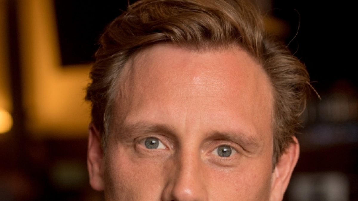 Schauspieler Patrick Kalupa ist seit 2023 in der Erfolgsserie "Dr. Nice" zu sehen. (Foto)