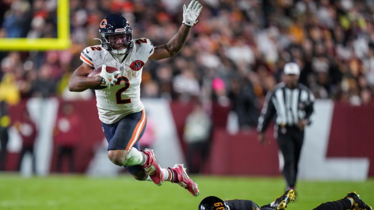 DJ Moore (2) der Chicago Bears springt &uuml;ber einen Spieler, am 14.10.2025. (Symbolbild) (Foto)