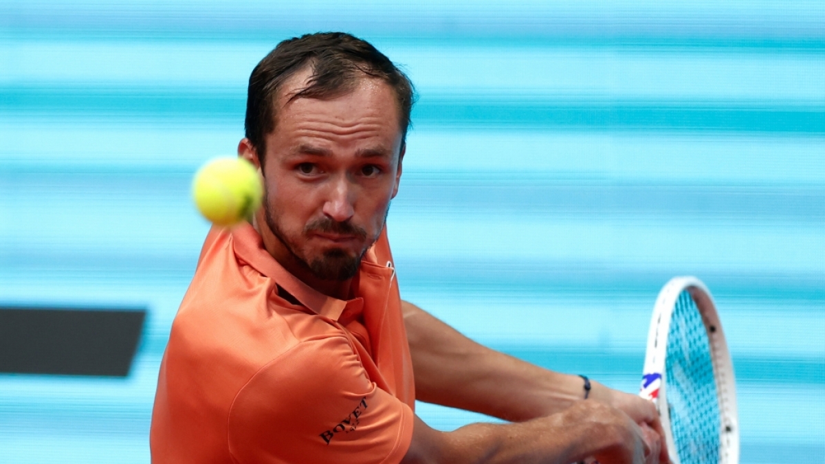 Daniil Medwedew aus Russland schl&auml;gt den Ball bei den Madrid Open, am 25.04.2026. (Symbolbild) (Foto)
