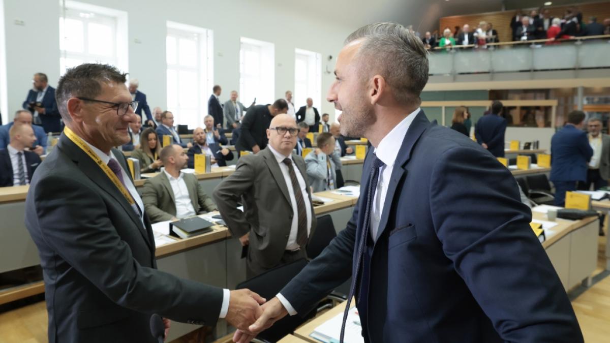 Ulrich Siegmund (r., AfD) und Thomas Schulze (l., BSW) wollen im Landtag von Sachsen-Anhalt gemeinsam gegen die Ukraine-Politik der Bundesregierung vorgehen. (Foto)