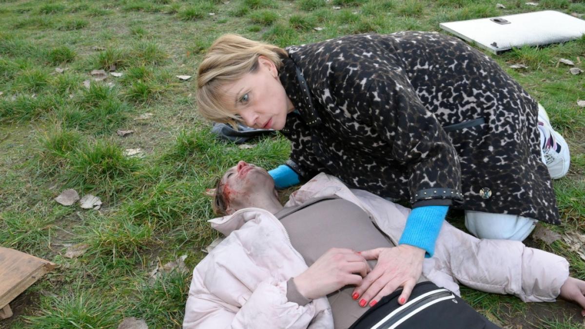 Yvonne (Gisa Zach, oben) will die verletzte Zoe (Lara Dandelion Seibert) nicht ihrem Schicksal &uuml;berlassen. (Foto)