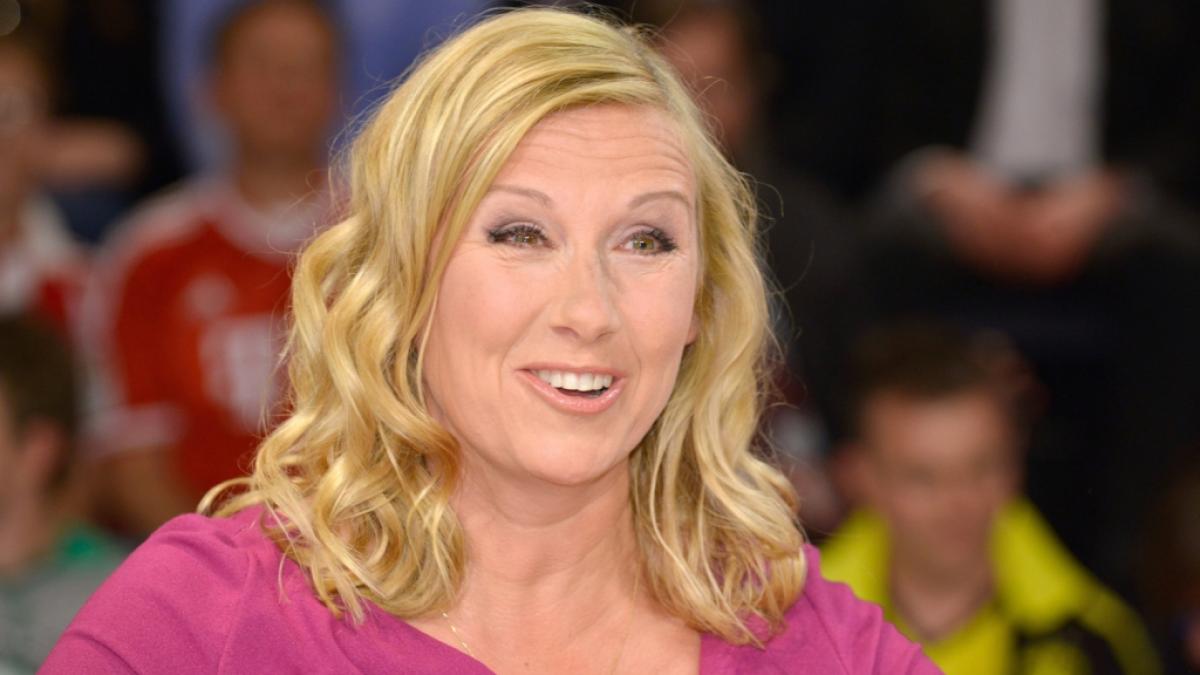 Andrea Kiewel hat das Fu&szlig;ballfieber gepackt: Im "ZDF Fernsehgarten" am 23. Juli 2023 dreht sich deshalb alles um Australien und Neuseeland, wo aktuell die Frauen-Fu&szlig;ball-WM stattfindet. (Foto)