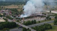 Rauch steigt auf dem Gelände des Freizeitparks Karls Erdbeerhof im brandenburgischen Elstal bei Wustermark.