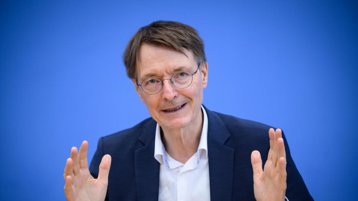 Karl Lauterbach blamiert sich im Italien-Urlaub in den sozialen Netzwerken. (Foto)
