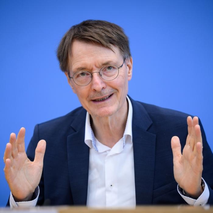 Empörung in Italien! Gesundheitsminister blamiert sich mit Urlaubsfoto