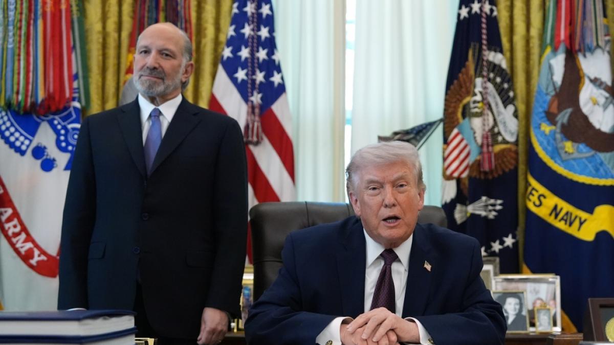 Howard Lutnick steht neben Donald Trump im Oval Office. (Foto)