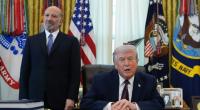 Howard Lutnick steht neben Donald Trump im Oval Office.