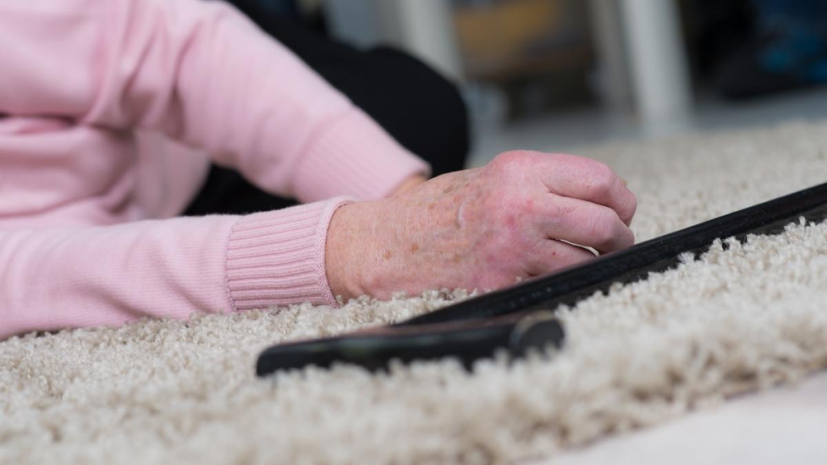 Eine Pflegerin hat eine Demenz-Patientin zu Boden gesto&szlig;en. (Symbolfoto) (Foto)