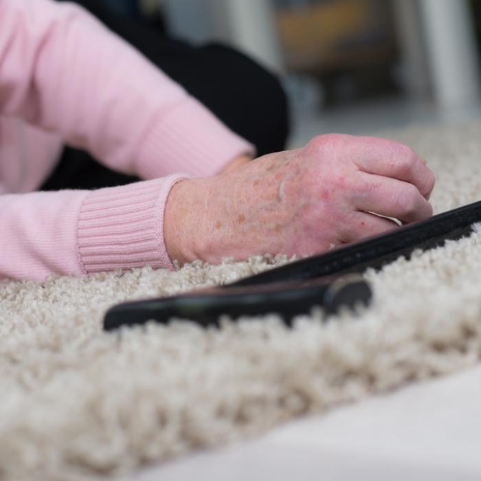 Schock-Video! Pflegerin schubst Demenz-Patientin (88) und lässt sie liegen