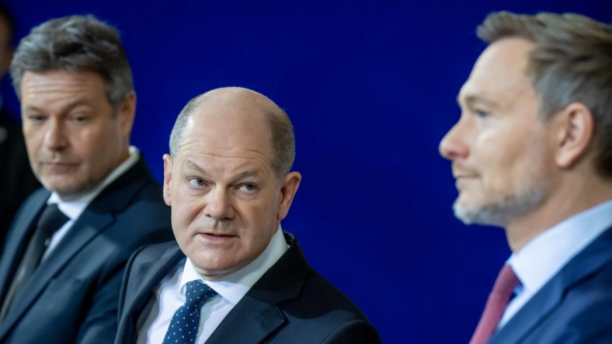 Olaf Scholz, Robert Habeck und Christian Lindner b&uuml;&szlig;en bei Umfragen an Beliebtheit ein. (Foto)
