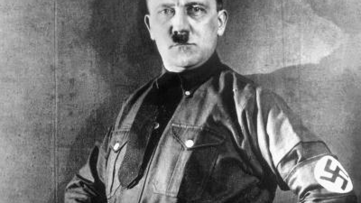 Adolf Hitler - hier in Pose mit bayerischer Tracht. (Foto)