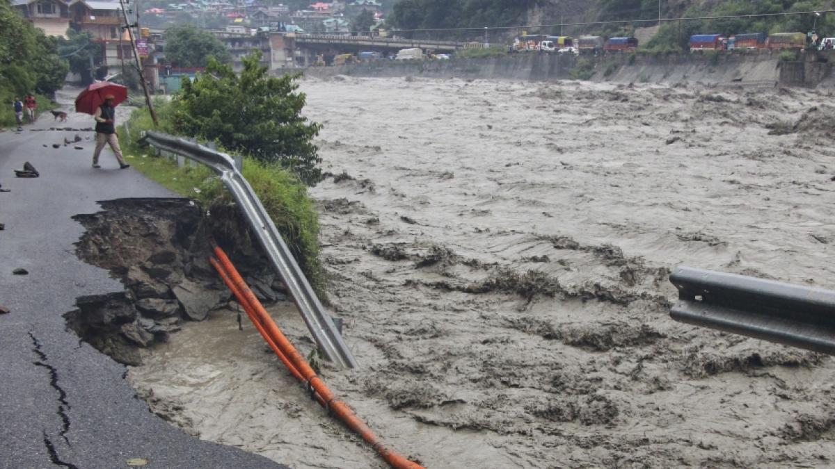 Im nordindischen Bundesstaat Himachal Pradesh wird ein Teil einer Stra&szlig;e weggesp&uuml;lt, nachdem der Fluss Beas durch anhaltende Regenf&auml;lle &uuml;ber die Ufer getreten ist. (Foto)