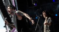 Frontmann Ronnie Radke (l) und Bassist Max Green (r) der us-amerikanischen Hardrock-Band 