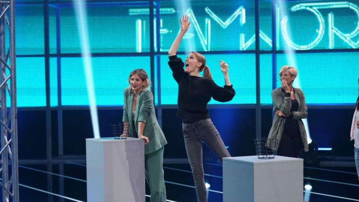 Jeannine Michaelsen (l.) schaut zu, wie sich Martina Hill (m.) für ihren Fan Wiebke (r.) bei