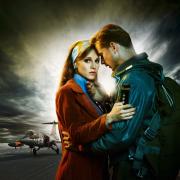 Nach einigen tödlichen Abstürzen mit Starfighter-Kampfjets macht sich Betti (Picco von Groote) zwar Sorgen, vertraut aber auf das Können ihres Mannes Harry (Steve Windolf), dem besten Pilot der Staffel.