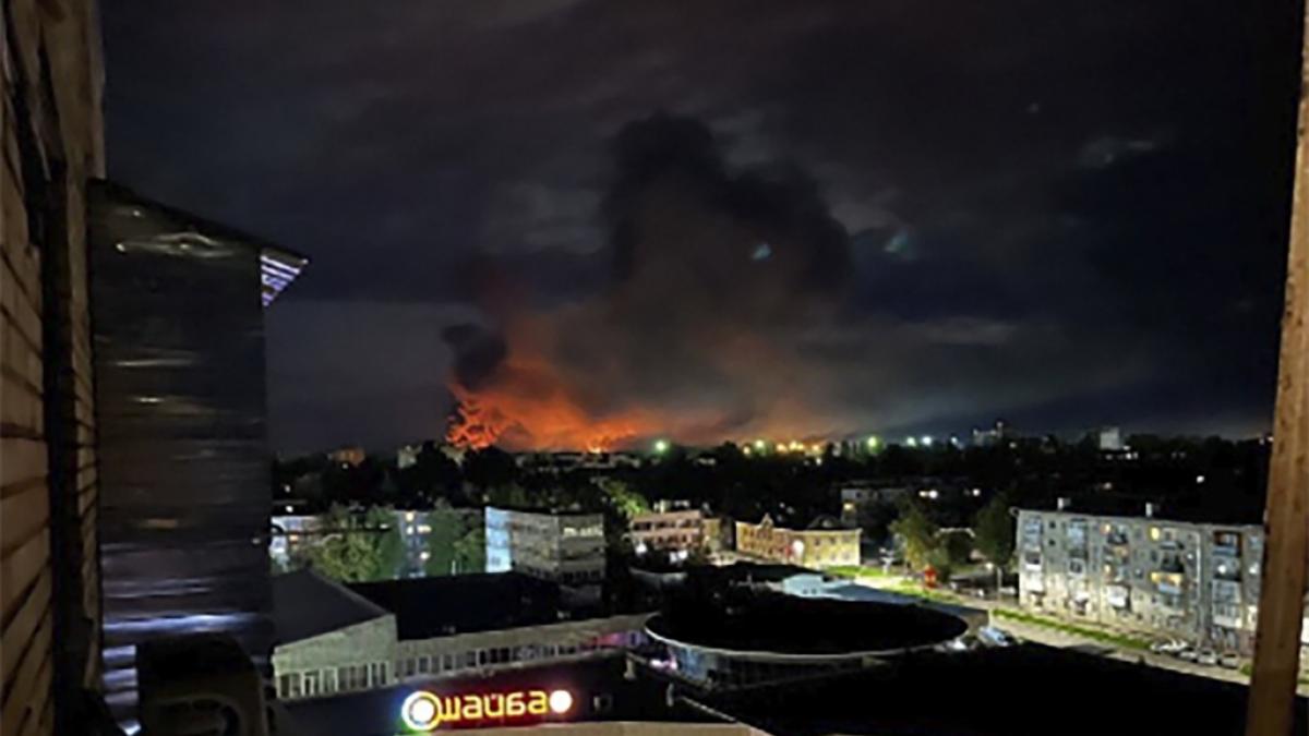 Gigantische Rauchschwaden breiten sich nach einem ukrainischen Drohnenangriff &uuml;ber der russischen Stadt Pskow aus. (Foto)