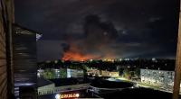 Gigantische Rauchschwaden breiten sich nach einem ukrainischen Drohnenangriff über der russischen Stadt Pskow aus.