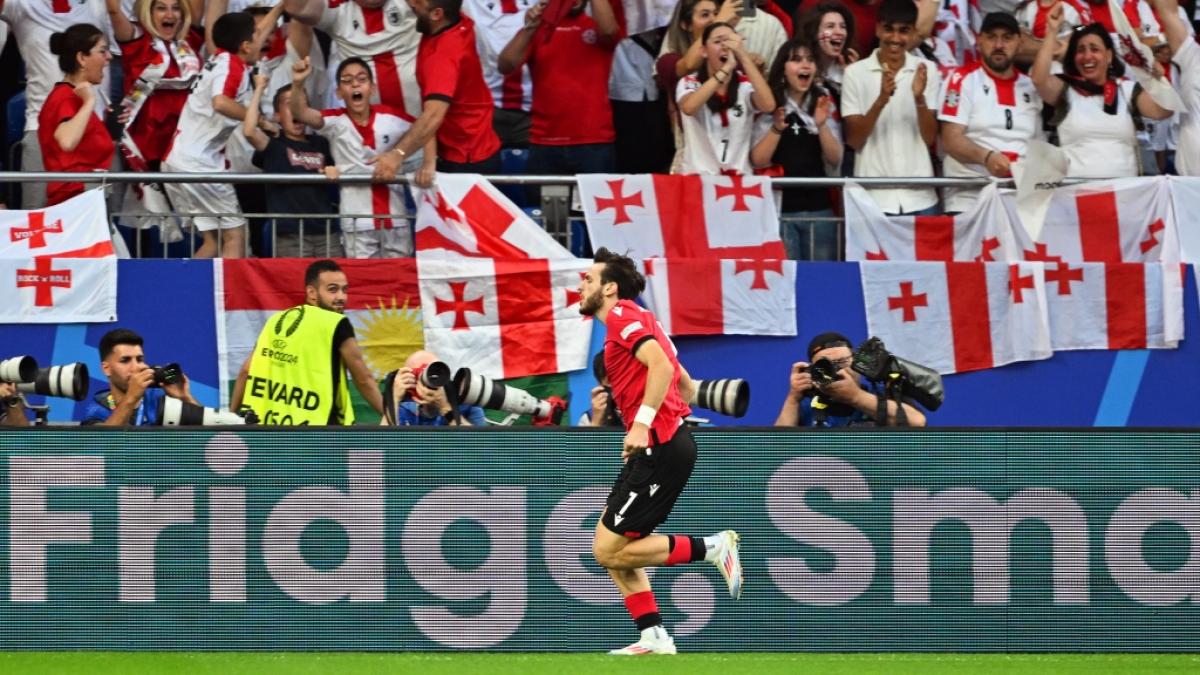 Georgiens Star Khvicha Kvaratskhelia jubelt nach seinem Treffer mit den Fans. Durch einen Sieg &uuml;ber Favorit Portugal zog der EM-Neuling sensationell ins Achtelfinale ein. (Foto)