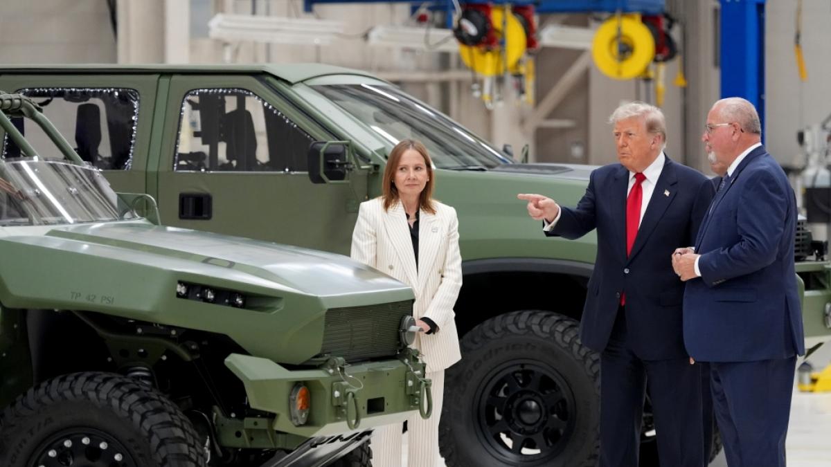 Donald Trump gemeinsam mit F&uuml;hrungskr&auml;ften von General Motors das Testgel&auml;nde des Unternehmens. (Foto)