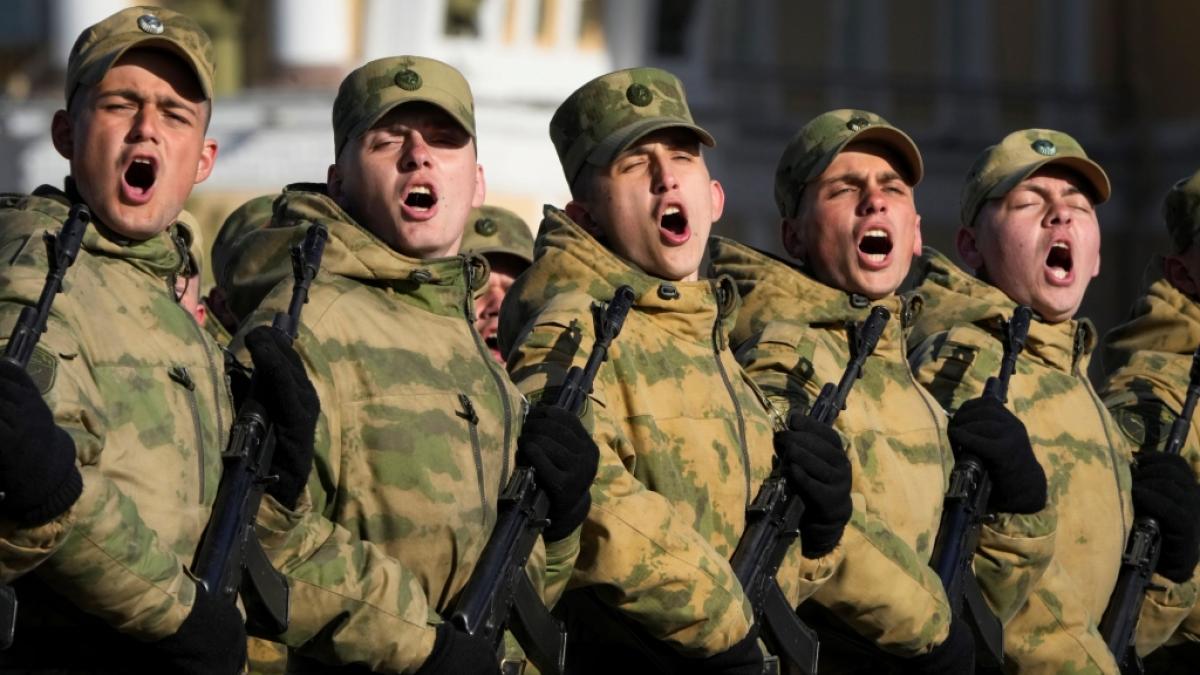 Russische Soldaten proben f&uuml;r die Milit&auml;rparade am "Tag des Sieges". T&ouml;ten sich ihre Kollegen in der Ukraine selbst? (Foto)