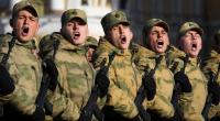 Russische Soldaten proben für die Militärparade am 