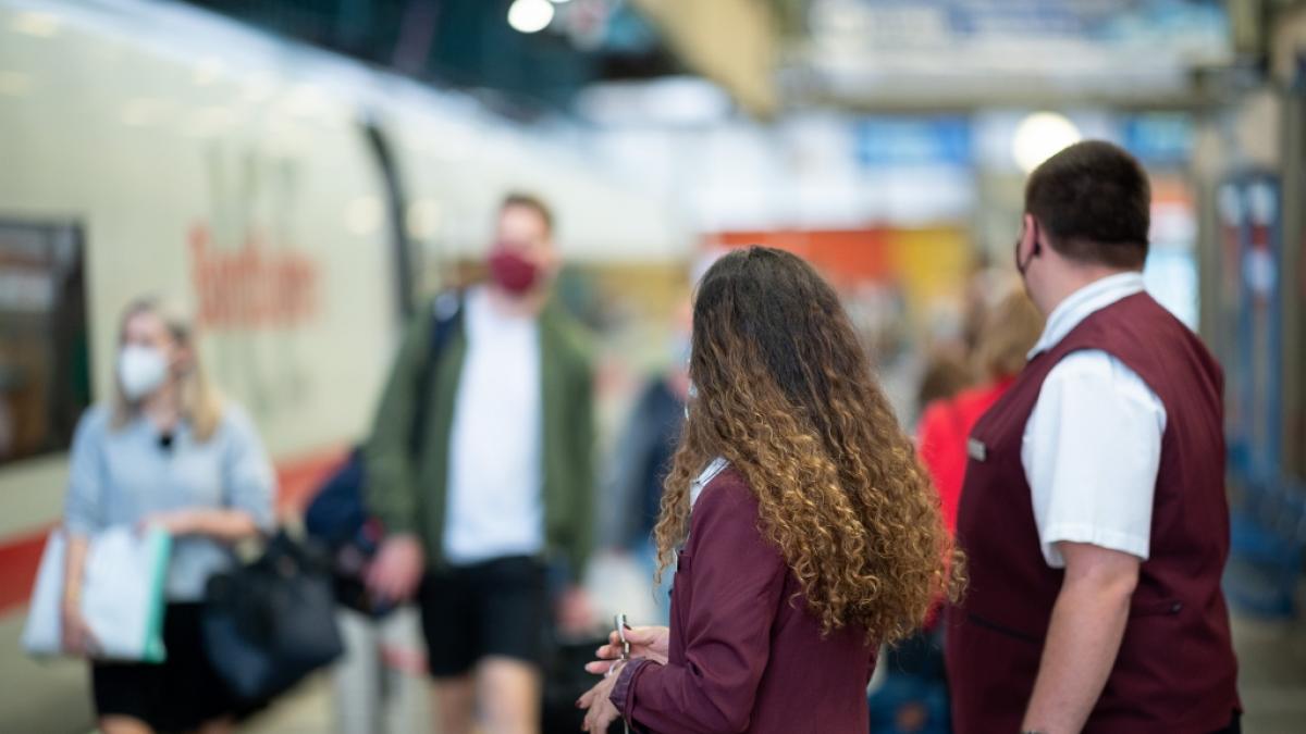 Die Mitarbeitenden der Deutschen Bahn k&ouml;nnen ab sofort unabh&auml;ngig von ihrem Geschlecht ihre Dienstkleidung ausw&auml;hlen.&nbsp; (Foto)