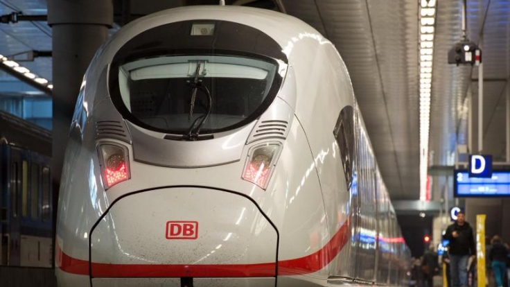 Ein ICE auf dem Weg von Frankfurt nach Köln erfasste offenbar unbemerkt eine Person und spießte diese auf. (Symbolbild)