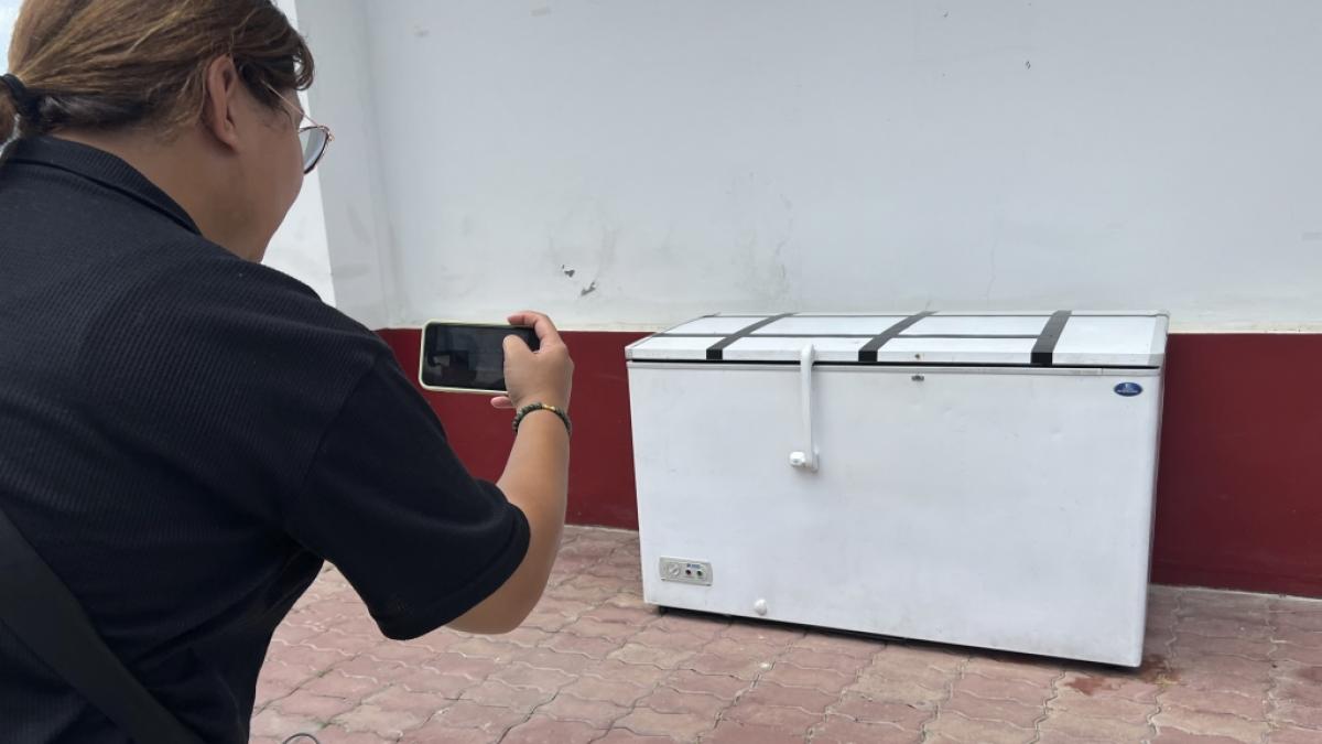 Eine thail&auml;ndische Reporterin fotografiert eine Gefriertruhe in der Polizeistation von Nong Prue in Pattaya, Provinz Chonburi (Thailand), in der die zerst&uuml;ckelte Leiche eines deutschen Gesch&auml;ftsmannes gefunden wurde. (Foto)
