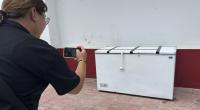 Eine thailändische Reporterin fotografiert eine Gefriertruhe in der Polizeistation von Nong Prue in Pattaya, Provinz Chonburi (Thailand), in der die zerstückelte Leiche eines deutschen Geschäftsmannes gefunden wurde.