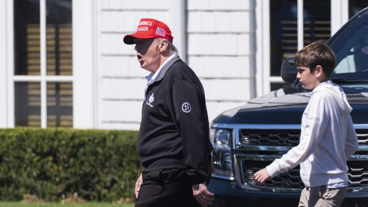 Donald Trump mit seinem Enkel Spencer im Trump National Golf Club in Sterling. (Foto)