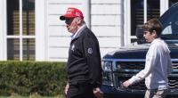 Donald Trump mit seinem Enkel Spencer im Trump National Golf Club in Sterling.