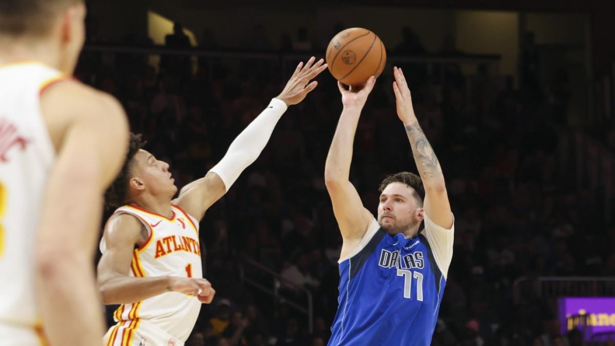 Loka Doncic (r) von den Dallas Mavericks wirft den Ball, am 26.01.2024. (Symbolbild) (Foto)