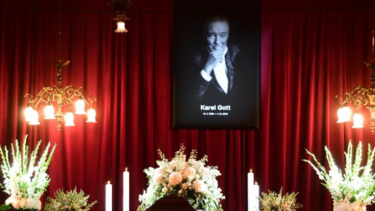 Ein Sarg mit dem Leichnam von Karel Gott steht im Prager Sophienpalais kurz vor Beginn der &ouml;ffentlichen Aufbahrung des S&auml;ngers, dar&uuml;ber h&auml;ngt ein Portr&auml;t von ihm. (Foto)